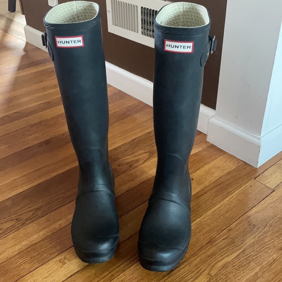 Women’s size 7 Black matte Hunter tall rain boots - Picture 5 of 9